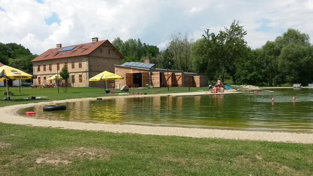 Rekreacni Areal Dvur Honetice Hotell Exteriör bild